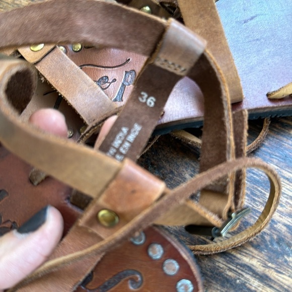 Free people Willow gladiator sandal size 6 Brown leather green tassels wrap boho - Picture 15 of 15